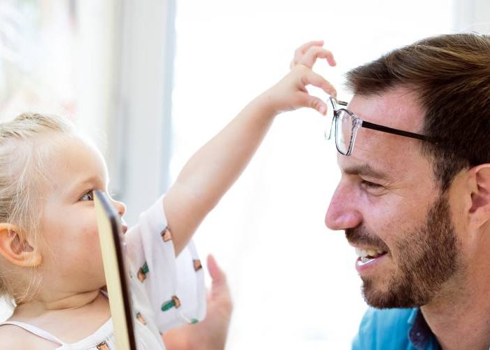 Una bimba che gioca con gli occhiali del suo ottico di fiducia